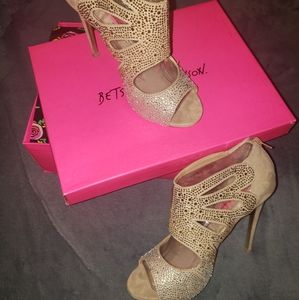 Betsey Johnson Nolaa size 8